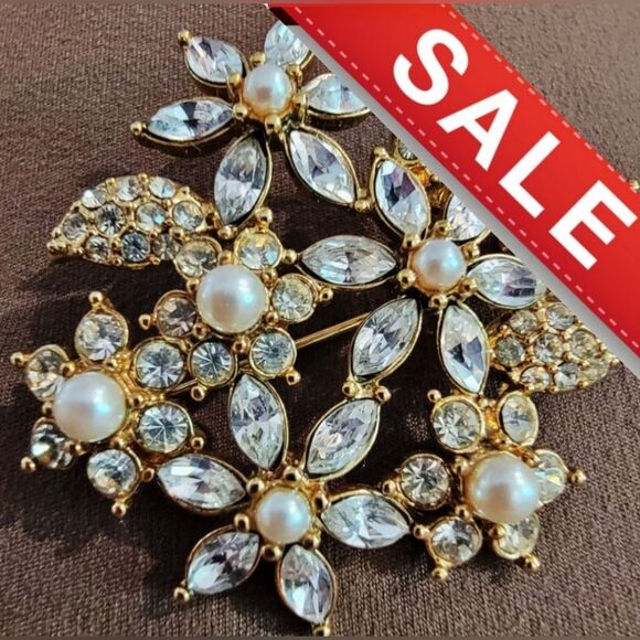 Monet Jewelry - #Vintage #Monet 1.5" Gold-Tone Floral Brooch Pearls Rhinestones Excellent Cond